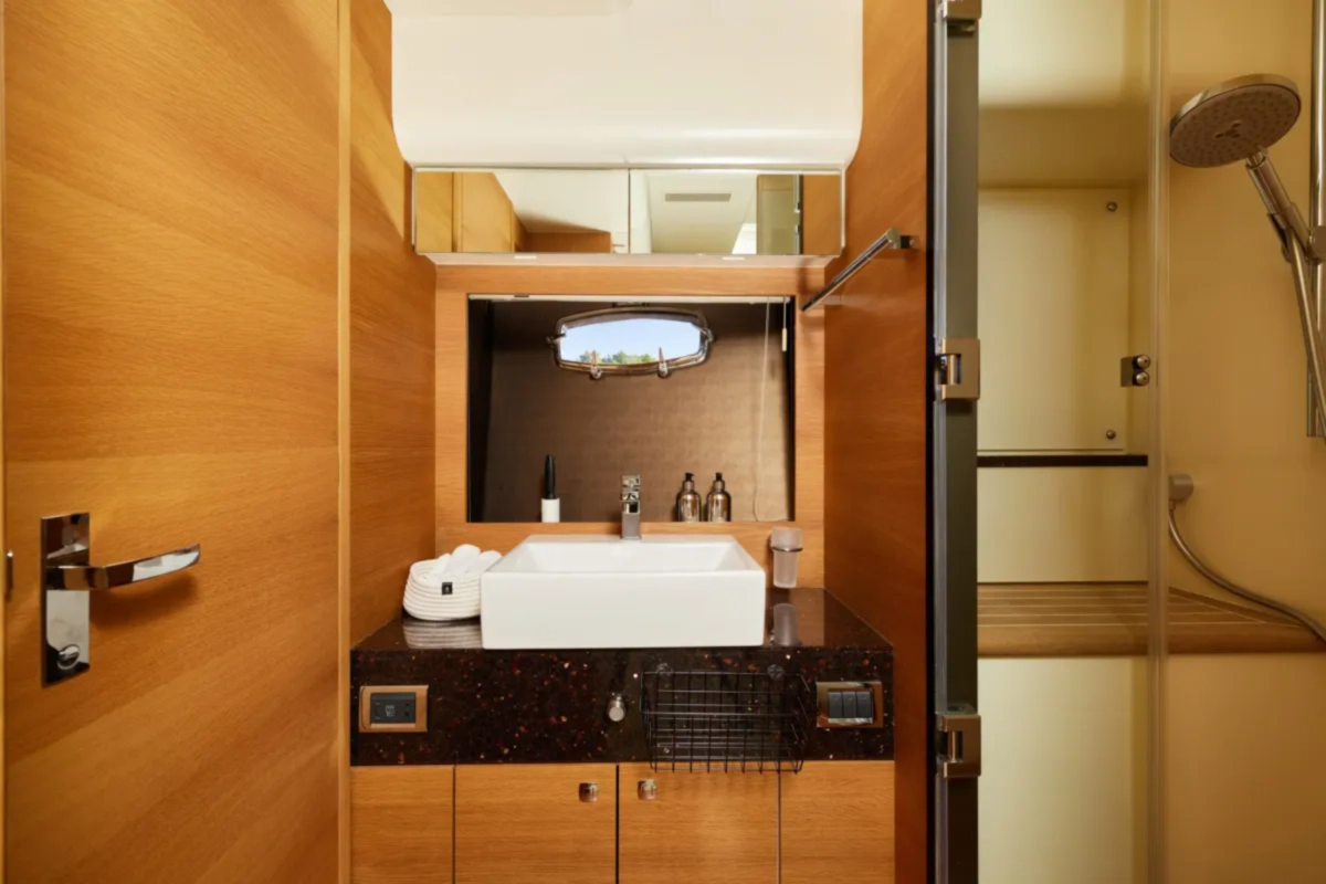 Яхта FAIRLINE 65 image- 10